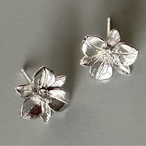 Platinum and Sterling Silver Flower Stud Earrings 9mm - Picture 4 of 12